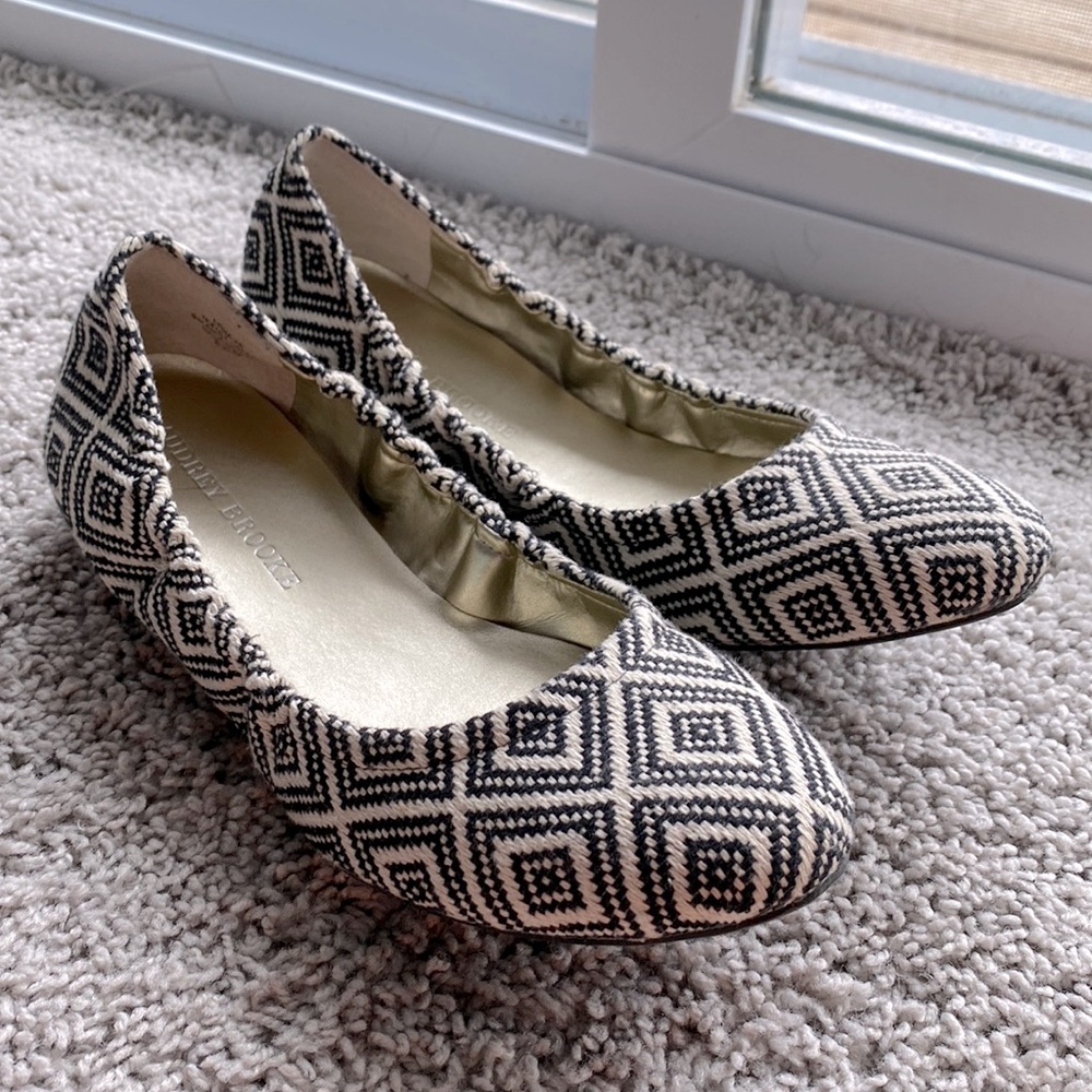 Like New Textured Flats